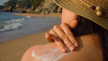 Woman applying sun lotion at the beach|Protetor solar_praia_sol_Depositphotos_23996845_L|Protetor solar_praia_sol_Depositphotos_118620834_L|Protetor solar_praia_sol_Depositphotos_161601074_L
