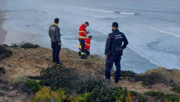 Retomadas buscas pror pescador lúdico desaparecido na praia da Bordeira em Aljezur