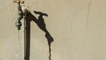 Faucet with water dripping down at daytime|Cópia de Sul Informação Design (17)|Ministra-do-Ambiente-inaugura-ETAR-de-Lagos_Maria-da-Graca-Carvalho_er_02