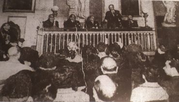 Sessão de abertura. Discurso de Ferreira de Almeida. Jornal «O Século»|Jornal Correio do Sul|Faro - amendoal - Postal ilustrado|Embarque de cortiça e sal em Vila Real. Postal ilustrado|Sala Algarve. Sociedade de Geografia de Lisboa. Fonte Câmara Municipal de Lisboa|Resumos das teses