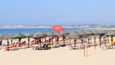 Torre de vigia na Praia de Alvor|Bandeira Praia Acessível e Bandeira Azul|Bandeiras hasteadas na Praia da Rocha|Torre de vigia na Praia da Rocha