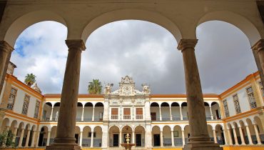 Exterior do edifício da reitoria da Universidade de Évora
