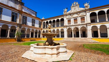 Exterior do edifício da reitoria da Universidade de Évora