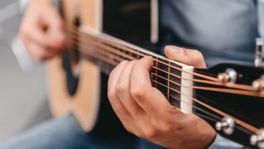 Viola_guitarra_Depositphotos_170347138_L