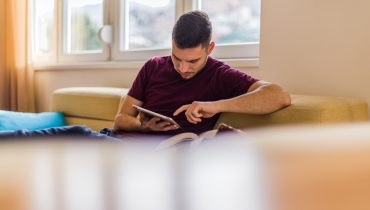 Man looking at tablet|Bolsas de estudo (730 x 479 px)
