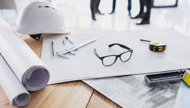 arquitetos_ engenheiros_Depositphotos_152897912_L|Construction plans and tools|engineer working in office with blueprints