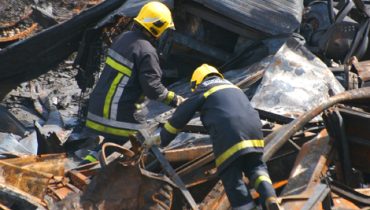 bombeiros no meio dos destroços