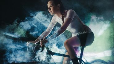 Mulher a praticar ciclismo indoor