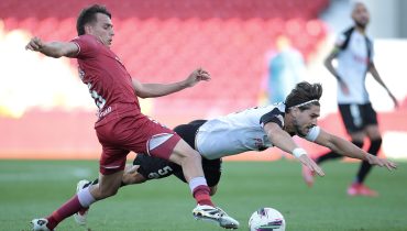 O jogador do Gil Vicente, Caseres (E), disputa a bola com o jogador do Farense, Tiago Ribeiro, durante o jogo da 31ª jornada da I Liga de Futebol realizado no Estádio Cidade de Barcelos, Barcelos, 26 de abril de 2025. MANUEL FERNANDO ARAÚJO/LUSA