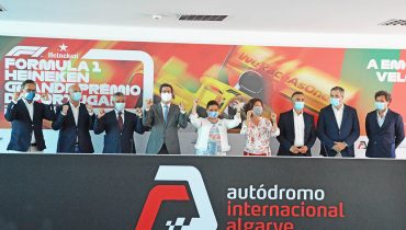 formula1 no autodromo internacional do algarve_er_01|Rita Marques_er_02|formula1 no autodromo internacional do algarve_er_02|Paulo Pinheiro e secretario estado desporto_er_01|formula1 no autodromo internacional do algarve_er_03|abraco de paulo pinheiro a isilda gomes_er|Isilda Gomes_er|Paulo Pinheiro_er