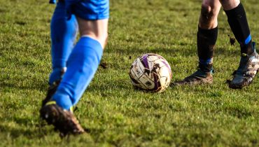 futebol bola jogador disputa 3