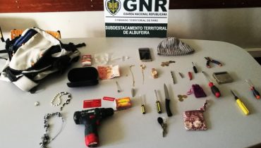 gnr albufeira apreensao assaltante