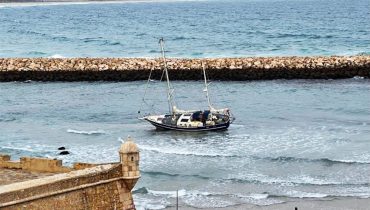 iate encalhado na barra de lagos_jorge godinho_01|iate encalhado na barra de lagos_jorge godinho_03|iate encalhado na barra de lagos_jorge godinho_02