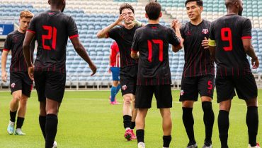 Jogadores do Louletano celebram golo