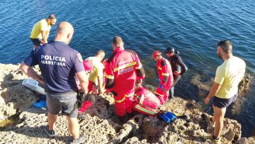 mulher resgatada na praia da Ingrina em Vila do Bispo