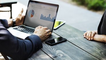 negocios empresa empresario empreendorismo trabalho gráfico reuniao computador