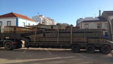 Início da montagem da ponte militar na baixa de Ferragudo