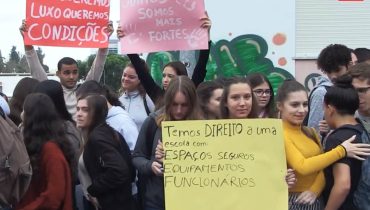 protesto à porta da escola