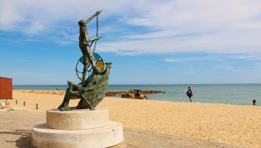 quarteira praia estátua anamadeira