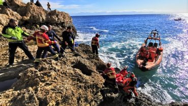 queda jovem arriba lagoa salvamento