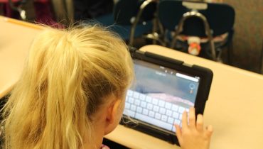 tablet-escola_ensino a distancia|instagram_ciclo_de_conversas_r