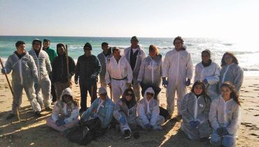 voluntários da limpeza|mancha na costa_2